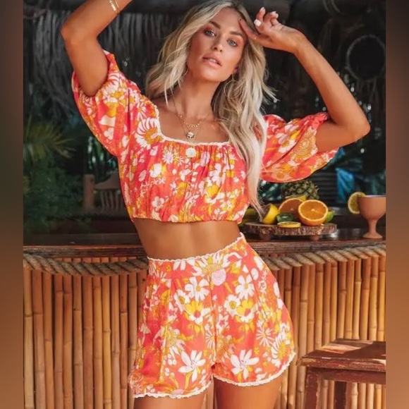 Vici Bahama Breeze Puff Sleeve Crop Top and Pocketed High Rise Floral Shorts - Picture 4 of 6